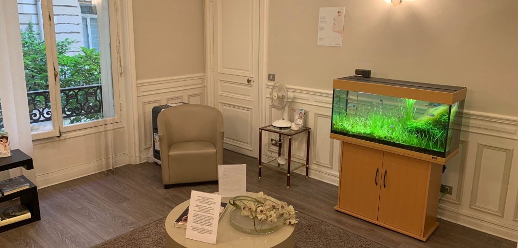 Espace d’attente avec aquarium