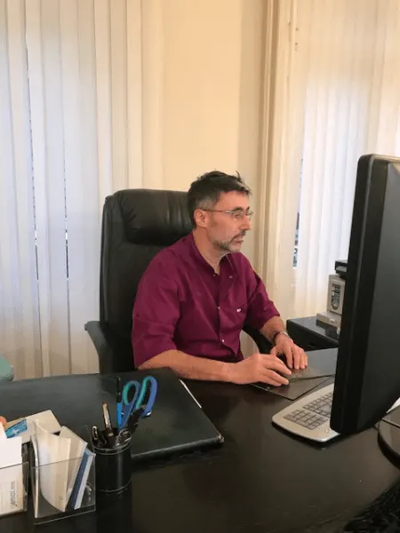 Le Dr Yves Saada à son bureau
